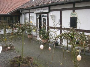 Mijn pension bij Bad Essen met de in Dld gebruikelijke paasei- boom/ struik