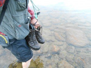 Alweer schoenen uit voor riviertje. Hiep hoi denken de muggen
