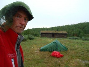In de regen tent opzetten en zonder eten naar " bed"