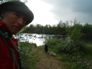 Net de rivier overgestoken. Tosca vermaakt zich met rendierkadaver